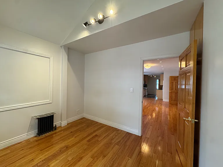 60th Pl — Photo 3