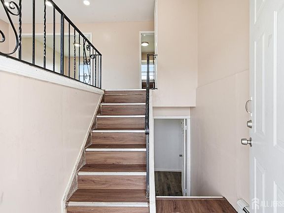 3rd image of 42 Mercer St