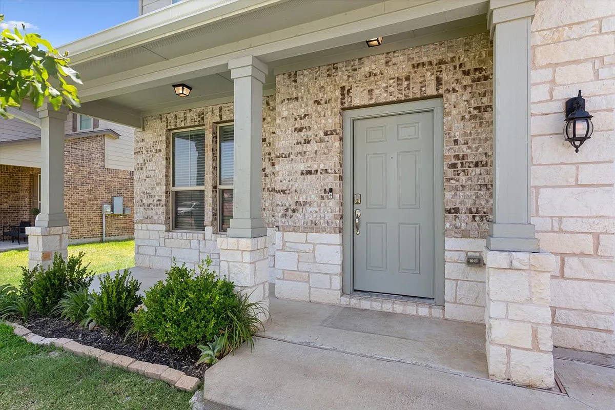 5 bed, 2.5 bath, 2444 sqft, $2,700 — Photo 4