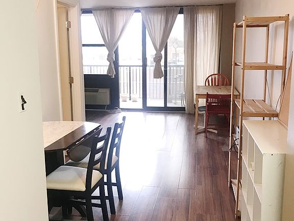 3rd image of 2921 S Michigan Ave APT 205