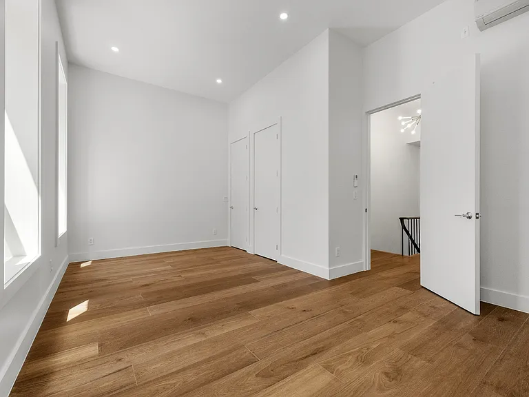 233 E 60th St #1 — Photo 17