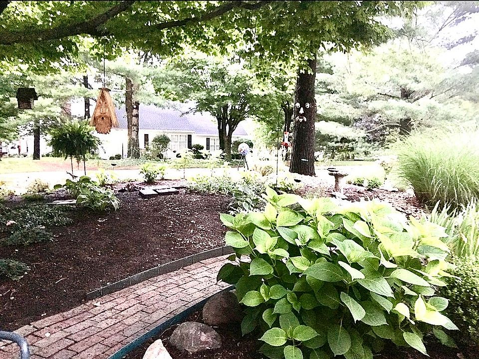 1st image of 20 Hickory Dr