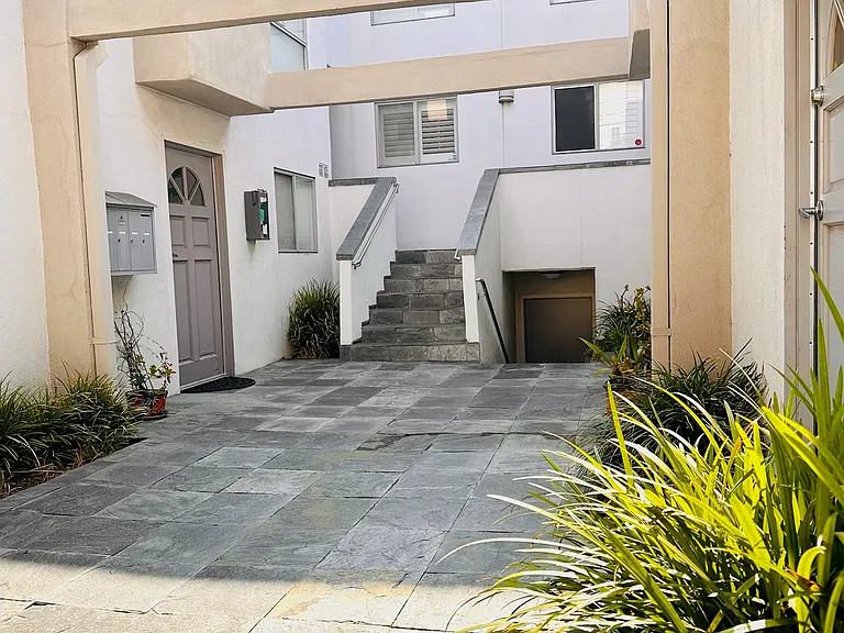 4900 Whitsett Ave #7 — Photo 4
