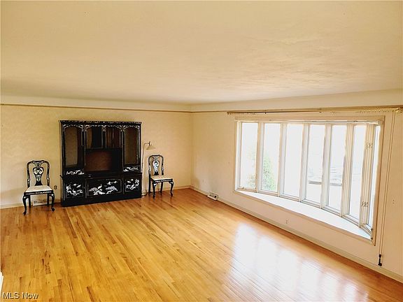 4th image of 9220 Meadow Ln