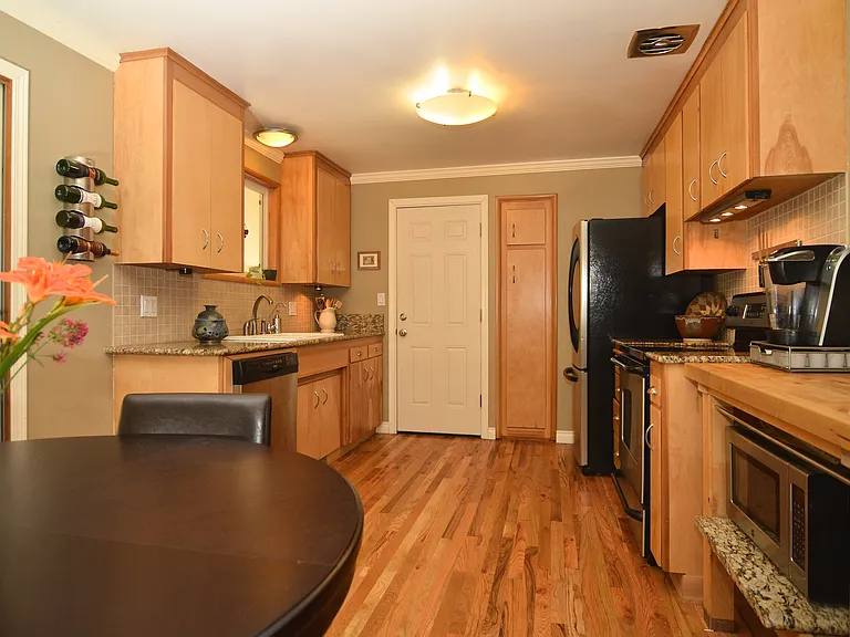 2352 NW Dixon St — Photo 2