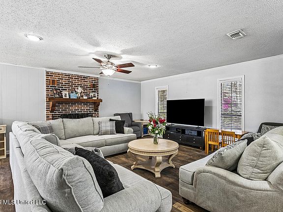 3rd image of 105 Brookhollow Dr