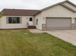 929 36th St S, Moorhead, MN 56560