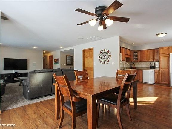 4th image of 325 Pebble Creek Dr