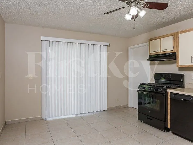 3 bed, 2.0 bath, 1418 sqft, $2,510 — Photo 4