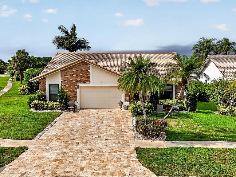 10065 Camelback Ln — Photo 3