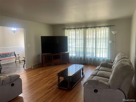 4th image of 20961 Concord St