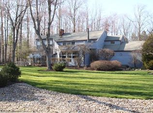 255 Meadowood Ln, Moreland Hills, OH