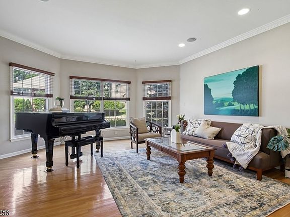 4th image of 8 Harper St
