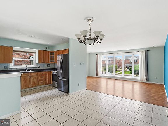 4th image of 2217 Hoffnagle St