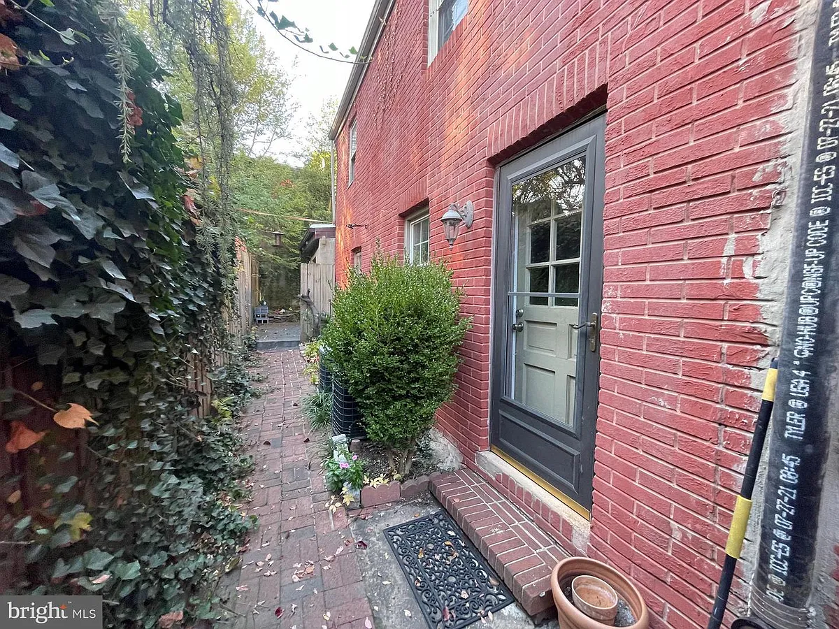Building Photo - 792 S Front St #B