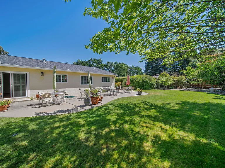 1911 Chateau Ct — Photo 2