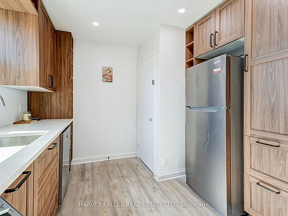 4th image of 8 Crown Ct