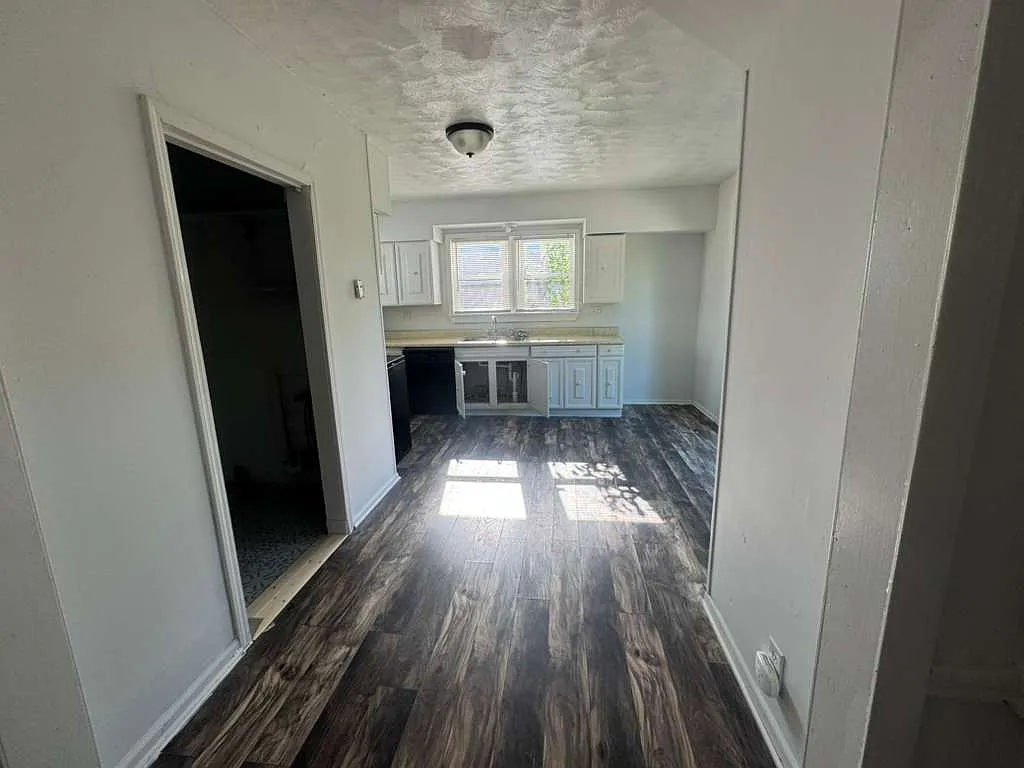 5 bed, 1734 sqft, $2,000 — Photo 2