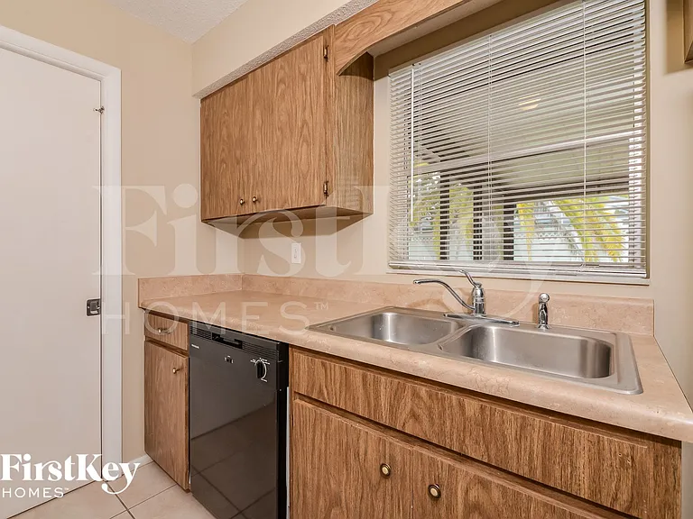 1075 Queen Rd — Photo 6