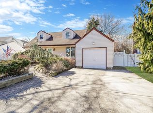 22 Jean Dr, Babylon, NY 11703