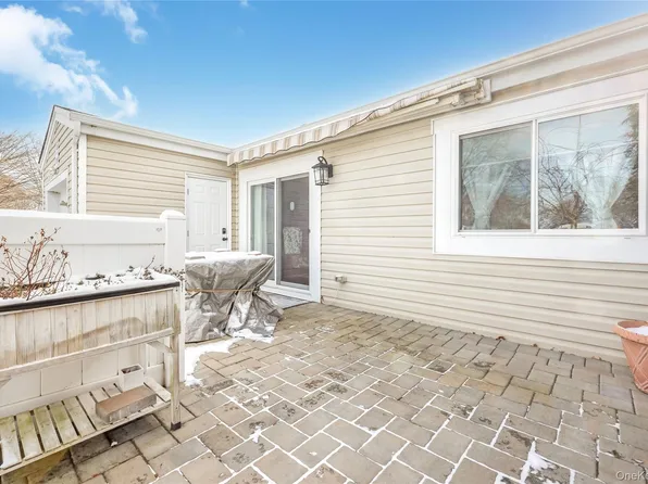 203 Cabot Court S, Saint James, NY 11780