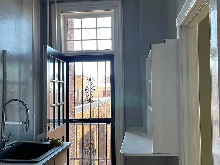 9 W Chase St — Photo 20