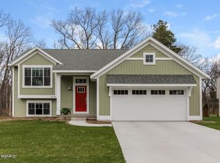 2578 Lawncrest Dr NE, Grand Rapids, MI 49505