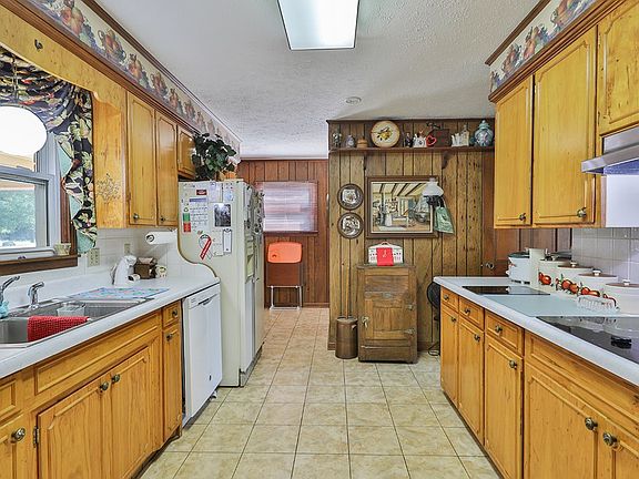 5th image of 648 Edgewood Cres
