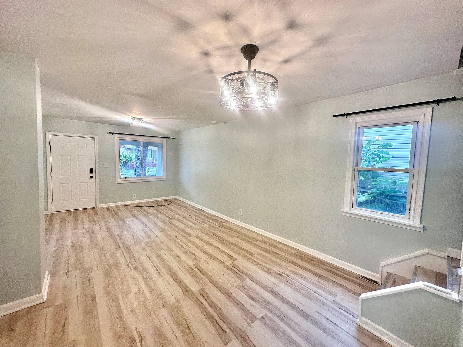 Remodeled True 4 bed 1 bath home Warrendale! — Photo 3