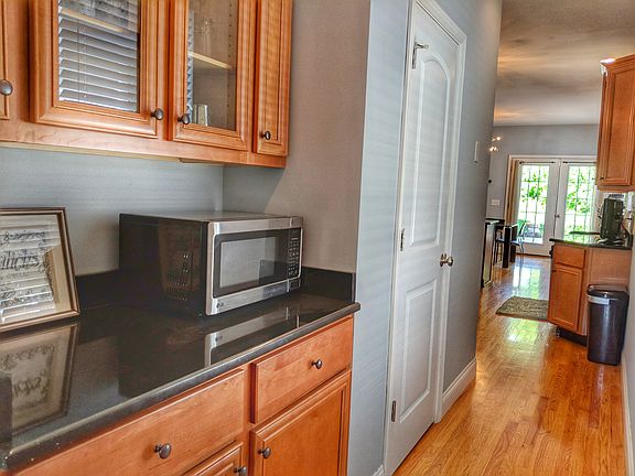 4th image of 421 Caroline Ave