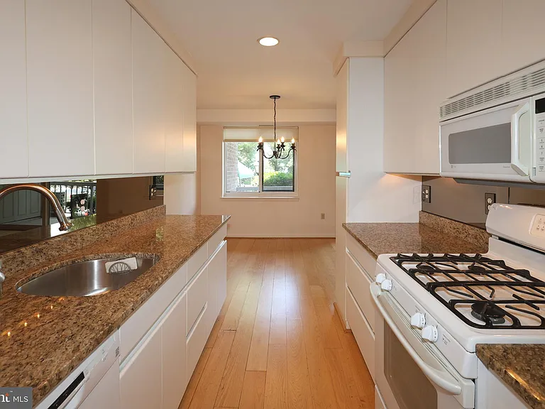 1637 Oakwood Dr #S122 — Photo 5