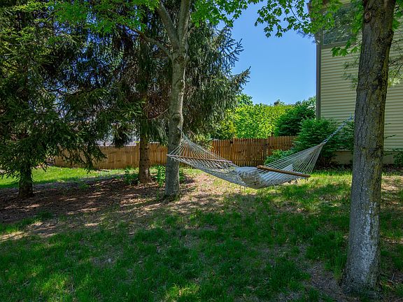 4th image of 142 Elmwood Pl