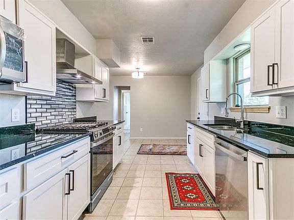 3rd image of 4865 Park Vista Dr