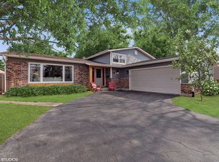 106 E Berkley Dr, Arlington Heights, IL 60004
