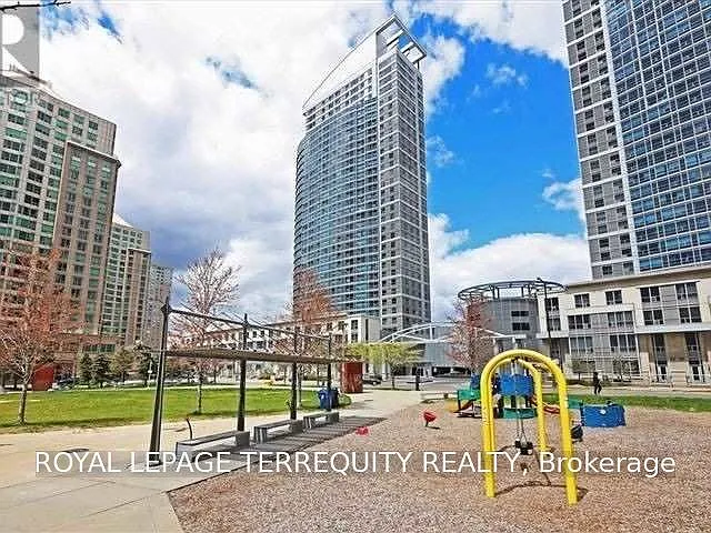 36 Lee Centre Dr #Townhouse 108 — Photo 2