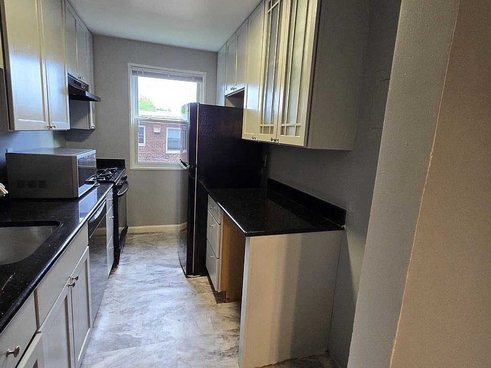 Plenty of cabinet space with New appliances