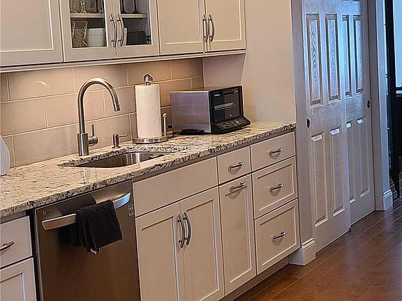 3rd image of 47 W Pond Ct