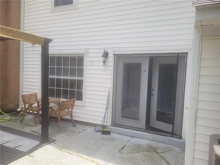838 Heritage Sq — Photo 13