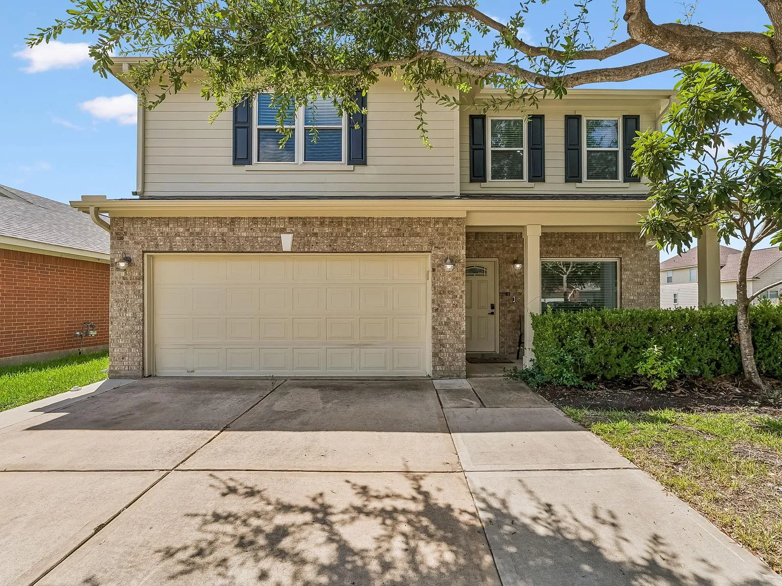 4 bed, 2.5 bath, 2410 sqft, $2,500 — Photo 2