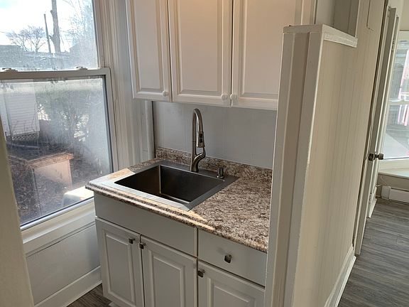 4th image of 17 Vine St APT 1
