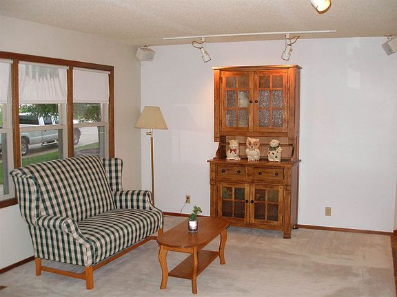 3rd image of 4407 Linden Dr