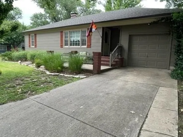 401 S Weaver St, Hesston, KS 67062