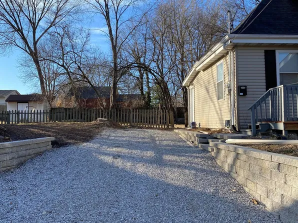 217 S 10th St, Belleville, IL 62220