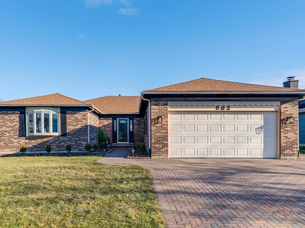 582 Applegate Ln, Lake Zurich, IL 60047