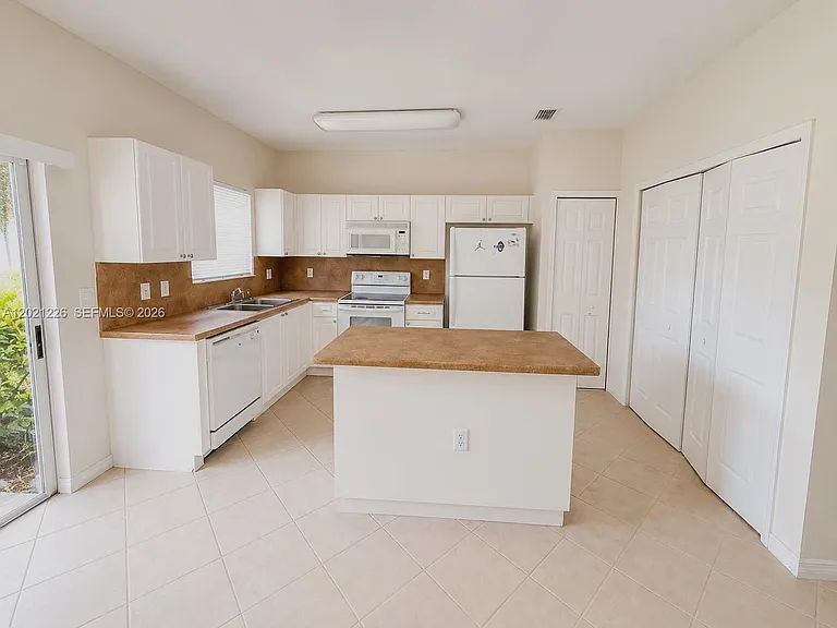 1681 SE 31st Ct #1681 — Photo 3