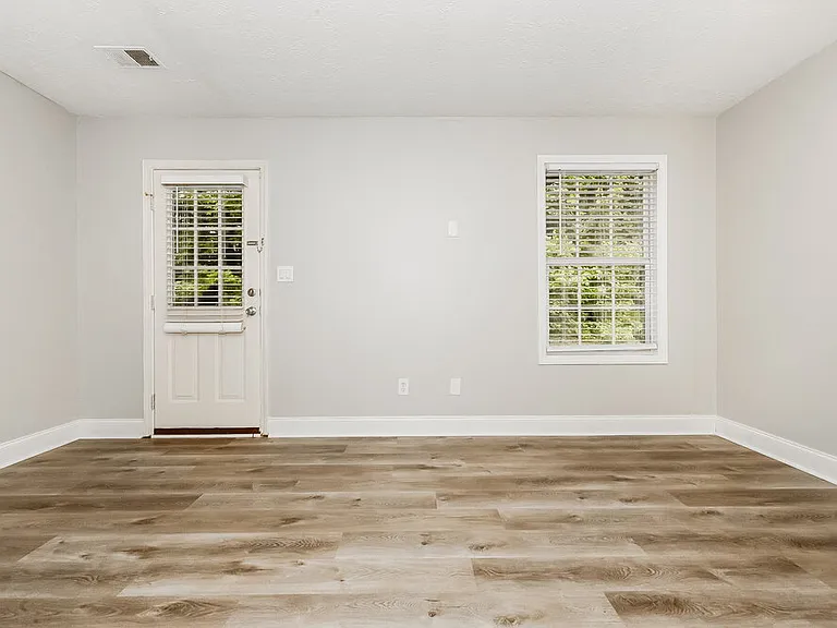 1598 Queen Elizabeth Dr — Photo 14
