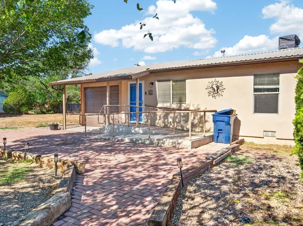 2 Blue Bonnet Dr, Los Lunas, NM 87031