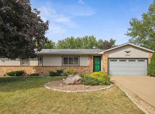 1733 Deerwood Dr, Eagan, MN 55122