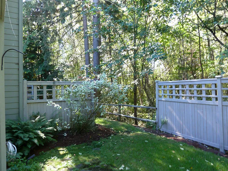 587 Elma Ave NE — Photo 20