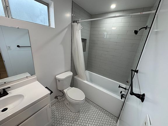 4th image of 1733 Garfield Pl #106